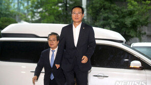 홍영표 의원, 경찰 출석…“한국당, 특권 방패삼지 말라”