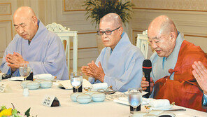 불교 지도자와 합장하는 文대통령