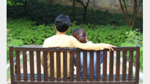죽으면 아무 것도 모른다고? 아내 무덤가에 나무들을 계속 심었더니…