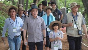 [청계천 옆 사진관]文대통령, 朴 전 대통령의 ‘추억 속의 저도’ 찾아