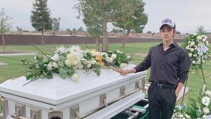 김사무엘, 멕시코에서 숨진 아버지 묘소 찾았다