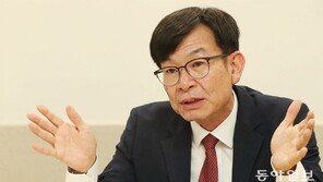 [단독]김상조 靑정책실장 인터뷰 “소재부품산업 폐쇄적 구조 바꾸고, 기업과 긴밀한 소통채널 마련”