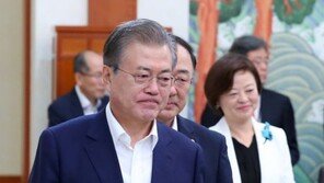 文대통령 국무회의 발언 최초 생중계…사실상 대국민 담화