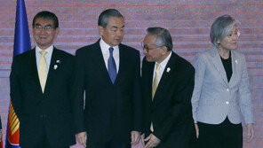 강경화 “日 일방적 화이트리스트 배제 결정에 깊은 우려”