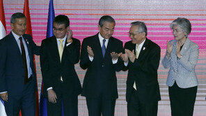 강경화 “日 결정 깊은 우려”에…고노 “불만 이유 모르겠다”
