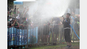 [청계천 옆 사진관]“물총싸움으로 ‘폭염 스트레스’ 날려버려요”