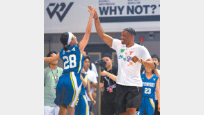 “NBA ‘트리플 더블 제조기’ 왔다”… 신촌은 하이파이브 물결