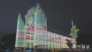 여름밤 환히 밝힌 색색의 빛 축제