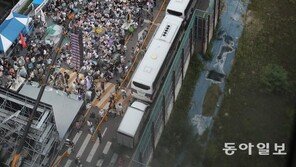 “NO 일본, 아베 규탄” 대규모 촛불 밝힌 시민들