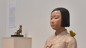 日정부-우익 압박에 ‘소녀상’ 전시 중단