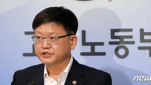 정부 “내년 최저임금에 靑외압 없었다…고용·경제 고려”