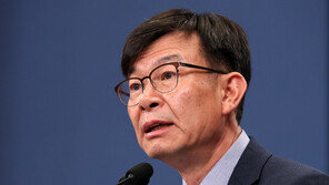 김상조 靑 정책실장, 5대그룹 부회장 만난다…日대책 논의