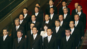 아베내각 지지율 49%로 4%P ↑…韓 백색국가 제외 55% 지지