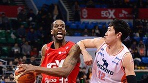 ‘장수 외인’ 헤인즈, SK와 계약체결…KBL에서 12시즌 맞아