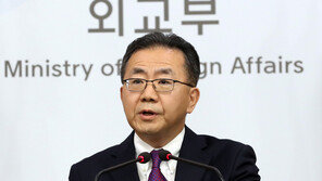 외교부 “日 여행경보 발령 조치 검토…안전문자 발송 시작”