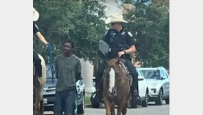 흑인 노예 다루듯…말 탄 채 밧줄로 끌고 가는 경찰 사진에 미국인들 ‘분노’