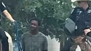 흑인노예 다루듯… 말탄채 밧줄로 끌고가는 사진에 美발칵