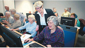 지팡이 짚은 노인, 노트북 열더니 디지털 강의 시작…‘노인은 노인이 잘알죠’ 