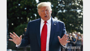 트럼프, 이틀연속 김정은 친서 과시…외신들 “북한 편만 든다” 비판