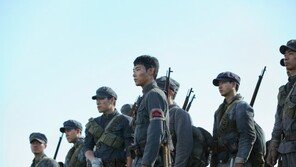 스크린에 태극기 나타나자 ‘박수’…한일갈등 속 ‘봉오동 전투’ 흥행