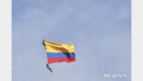 콜롬비아 공군 2명,  메델린 꽃축제에서 공중묘기중 추락사