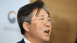 [속보]정부 “백색국가서 日 제외키로”…전략물자 수출입 고시 개정안 발표