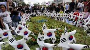 [퇴근길 한 컷]태극기 흔들며 광복의 의미 되새기는 어린이들