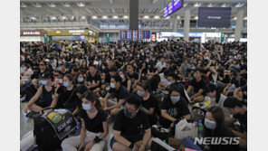 홍콩 공항, 민주화 시위로 탑승수속 전면 중단