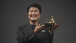 송강호, 로카르노 영화제서 ‘엑설런스 어워드’ 수상…아시아 배우 최초