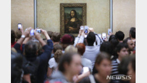 다빈치 ‘모나리자’ 100걸음 옮겨 거는 루브르박물관 초비상