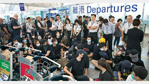 反中 홍콩시위대 공항 점거… 이틀째 무더기 운항 취소