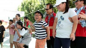 [청계천 옆 사진관]“무더위 한 방에 날려요”…어린이 ‘얼음 위에 서 있기’ 대회