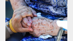 [퇴근길 한 컷]세계 일본군 위안부 기림일…꼭 붙잡은 손