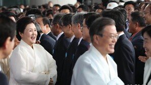 [청계천 옆 사진관]광복절 경축식에서 여야 대표와 반갑게 악수하는 김정숙 여사