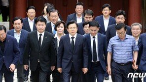 한국당 “아무나 흔드는 대한민국 됐다” 文대통령 정면 반박 