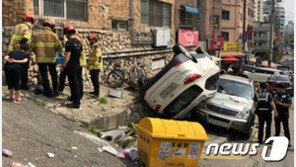 인천 남동구서 투싼차량 외벽 들이받은 후 전복…2명 부상