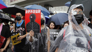 “정체불명 남성들 중국서 홍콩으로 넘어와”…中, 무력 개입 의혹