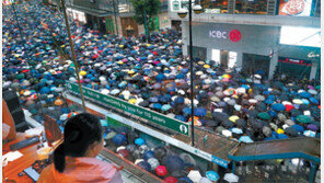 폭우 뚫고 모인 홍콩 시위대 ‘평화 행진’