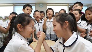 [퇴근길 한 컷]오랜만이야~서울 초등학교 개학
