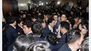 한국당, ‘패스트트랙’ 버티기…경찰, 사실상 속수무책