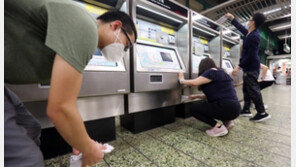 홍콩 시위대, 공항 점거·지하철 운행 저지 대신 ‘청소 시위’ 나서