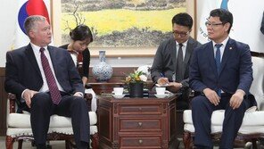 김연철-美비건 “비핵화 협상 재개 위해 긴밀히 협력”