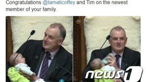 의원 질의중 아기 젖병 물린 뉴질랜드 국회의장님