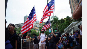 WSJ “홍콩 시위에 등장한 성조기, 중국 개입 명분만 줄뿐”