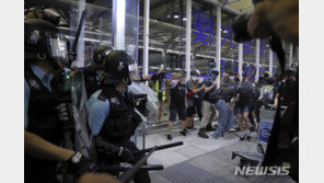홍콩 공항서 폭행 당한 中기자, ‘국가안전부 공작원’ 의혹