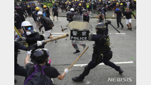 AP통신 “홍콩 경찰, 시위현장서 하늘 향해 경고 사격”