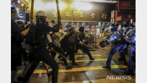 홍콩 경찰, 시위현장서 경고 사격…물대포도 첫 등장