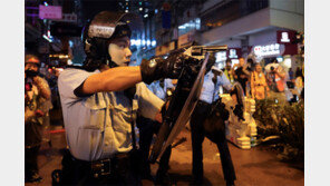 홍콩경찰, 시위대에 첫 경고사격… 中 “주둔군, 허수아비 아니다”