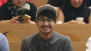 ‘안젤리나 졸리 장남’ 매덕스, 연대생 됐다…입학식 참석 ‘환한 웃음’