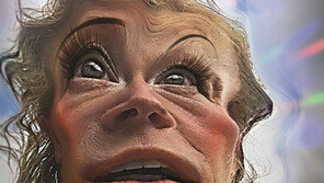 내 셀카가 우스꽝스럽다고? 60대 사진거장 발랄한 저항